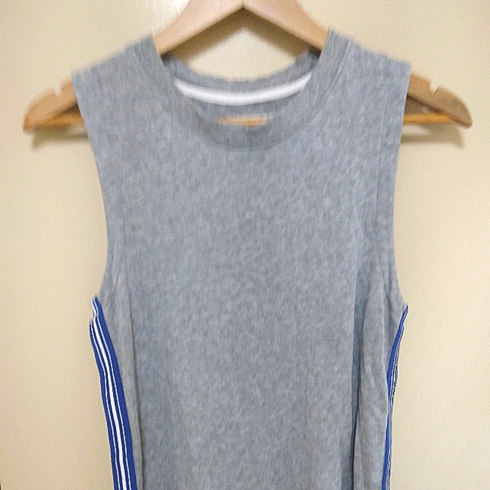 💕Grey State, Size XS. Sleeveless Grey w/Blue and White Piping Detail. 💕